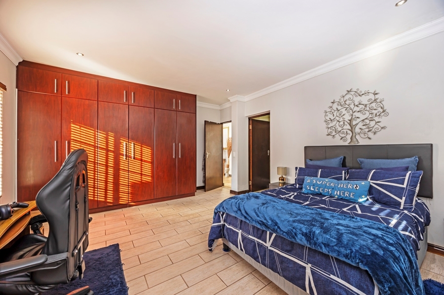 4 Bedroom Property for Sale in Van Riebeeckshof Western Cape